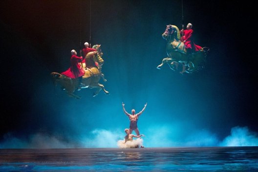 Фильм «Cirque du Soleil: Сказочный мир 3D»: Цирк Дю Солей в небе с алмазами