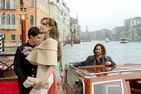 Фильм «Турист»: Джоли с Джонни на гондоле по Венеции плывут