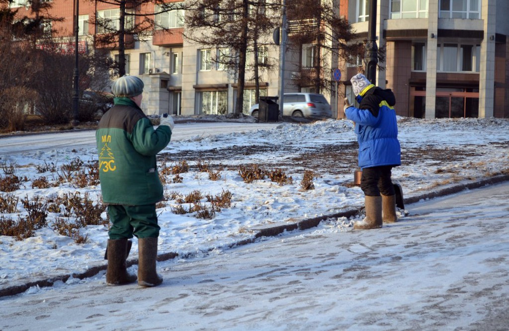 чистый берег чистый енисей. уборка льда и снега под дождем. уборка берега от мусора. очистка береговой линии от мусора. уборка снега красноярск.