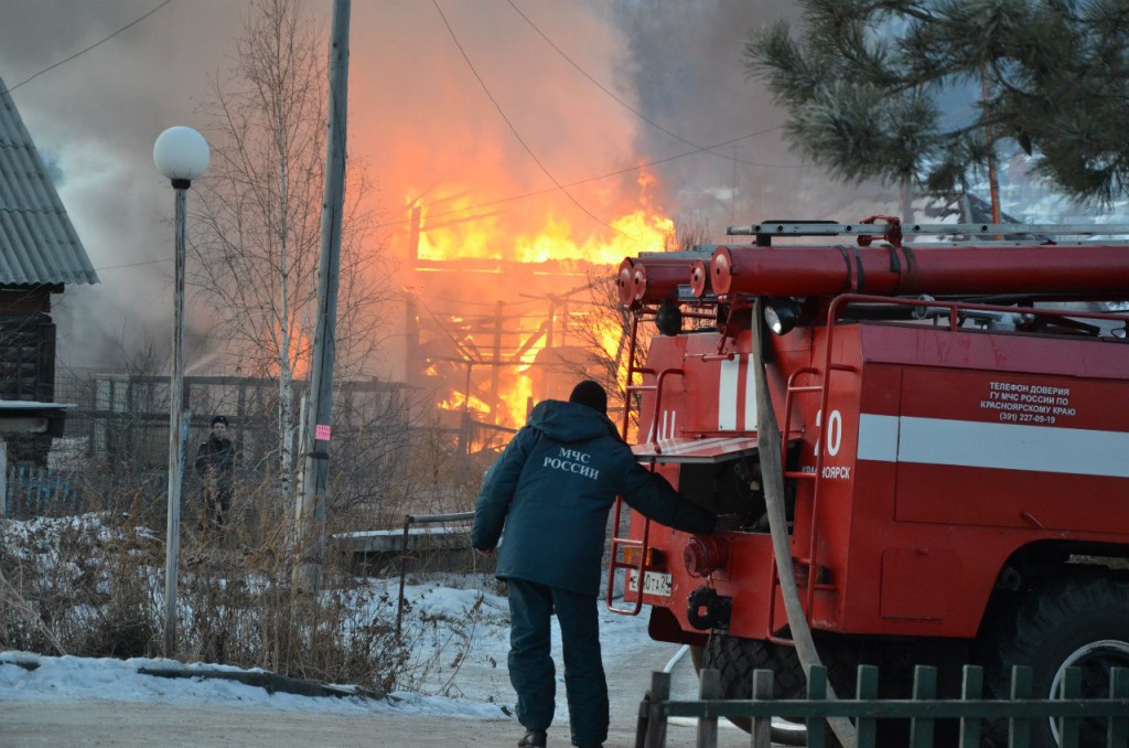 Пожар в газовой котельной. Пожарная машина при пожаре в доме. Частная котельная пожар. Пожарная машина котельная зимой в Кожевниково.