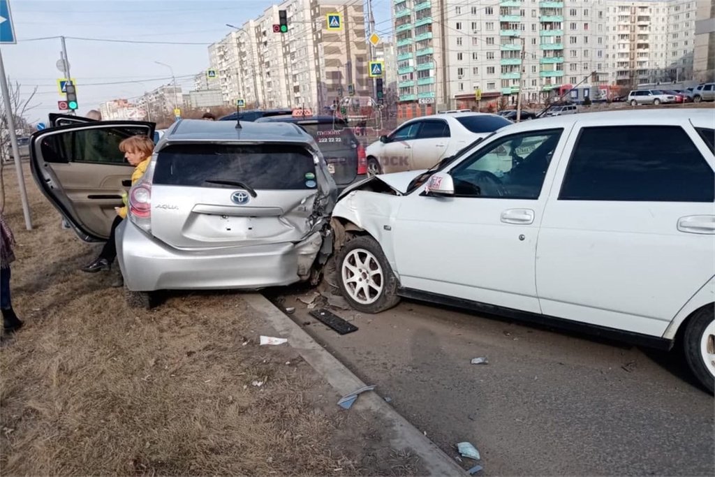Крас чп. Машины игры Приоры авария. Водитель Приоры.