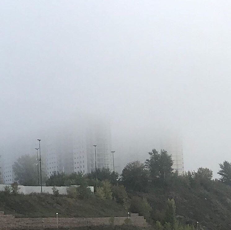 Накрыло плотно. Плотный туман в Магадане. Красноярск накрыло жёлтым туманом. Строительная пыль в квартире фото туман.