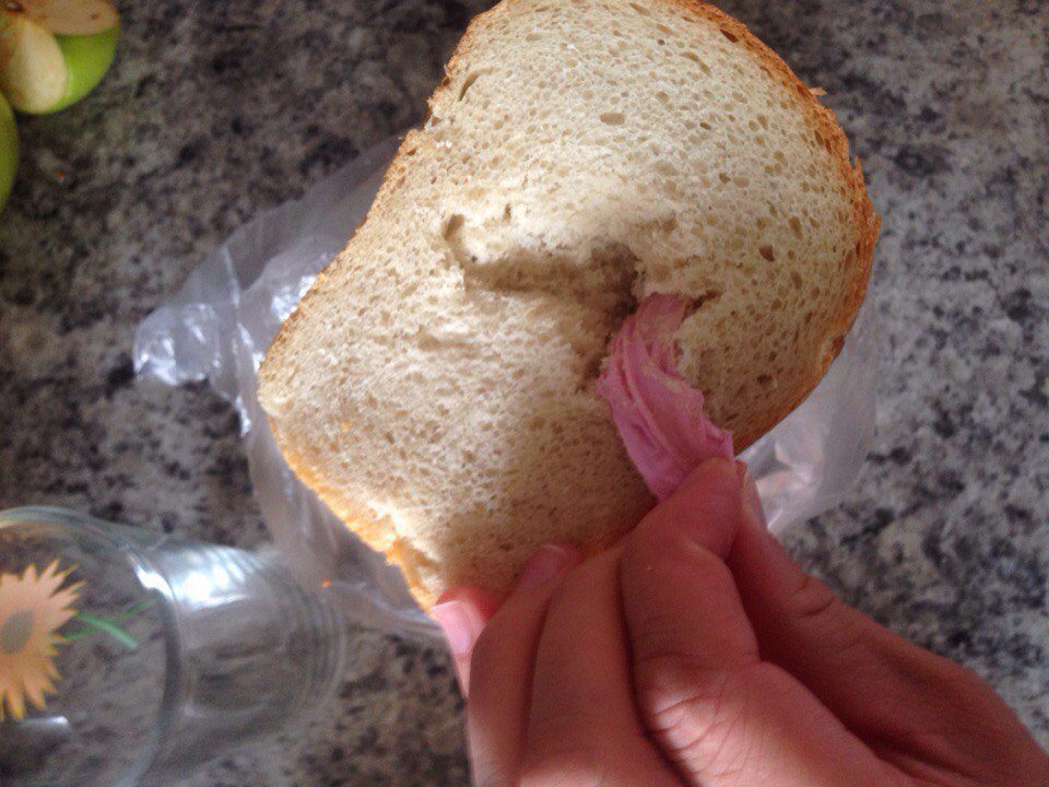 Испортится ли тесто. Посторонние предметы в хлебе. Батон хлеба. Находки в хлебе. В хлебе попался.