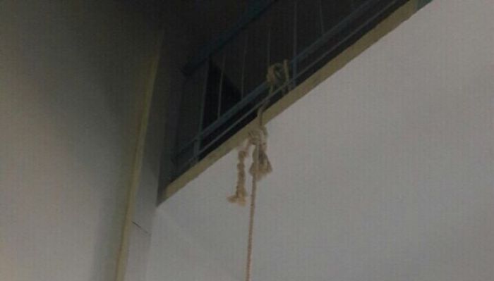 нашли повешенным дома