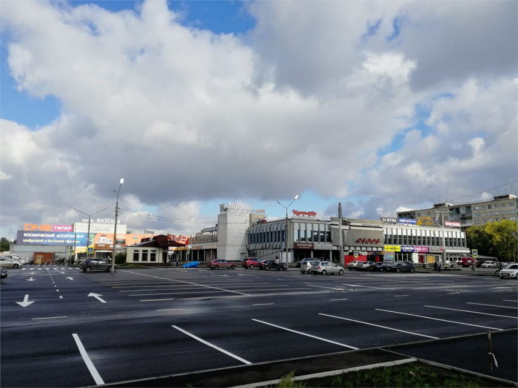 Парковка торгового центра. Торговый центр Красноярск Красноярье парковка рядом. Парковка ТЦ Красноярье. Парк на ТЦ Красноярье Красноярск. ТЦ В Красноярске правый берег.