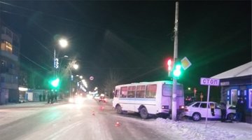 В Канске пьяный водитель ВАЗа протаранил рейсовый автобус и дом