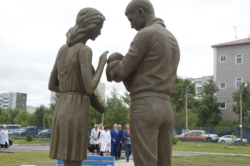 Советский районный красноярск. Советский район Красноярск. Красноярск памятник молодой семье у роддома.