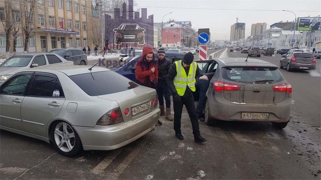 Машины загородили дорогу и нельзя