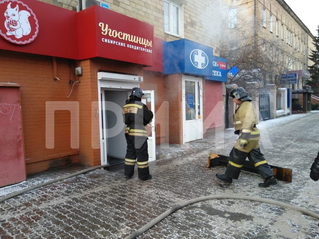 Сгорел магазин маяк. Пожарный магазин. Магазин для Пожарников. 01 Магазин пожарный Москва. В Красноярске сгорел магазин.