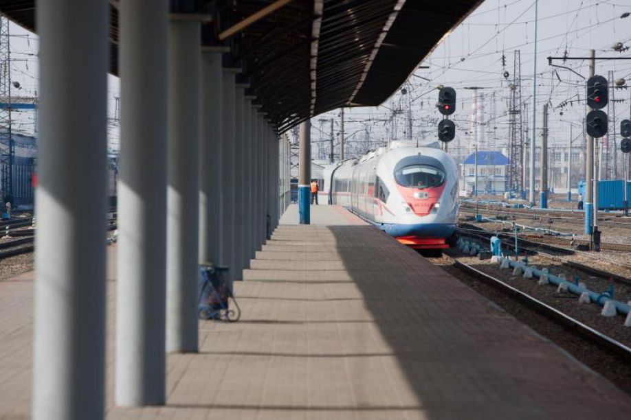 Поезд красноярск новосибирск. ЖД вокзал Красноярск перрон. Вокзал в Красноярске перрон. Красноярск ЖД перрон. ВСМ Красноярск Новосибирск.