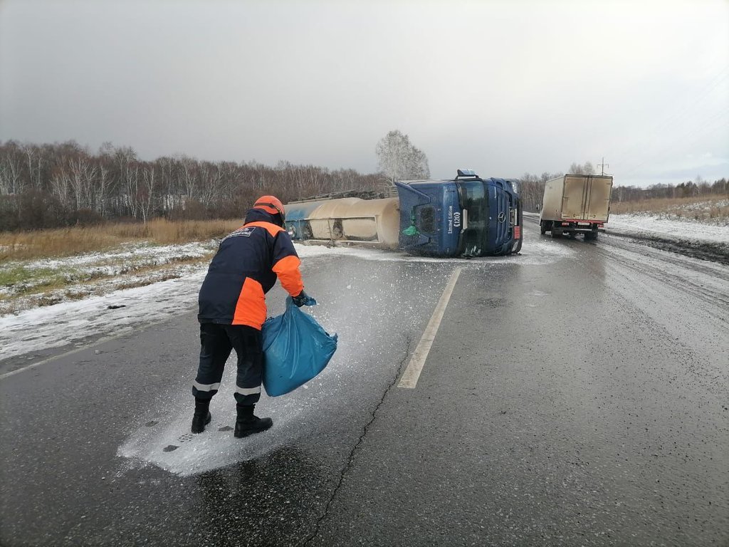 Топливо вылилось на федеральную трассу в Красноярском крае после  опрокидывания грузовика — Происшествия : REDOMM.RU