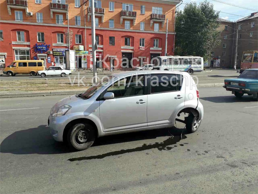 Автоледи слетела с колес на правобережье Красноярска — Происшествия :  REDOMM.RU