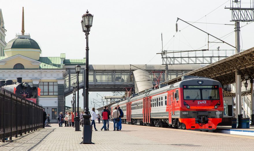 Крас жд. Станция Красноярск пассажирский. ЖД вокзал Красноярск перрон. РЖД вокзал Красноярск. Вокзал Красноярск пассажирский.