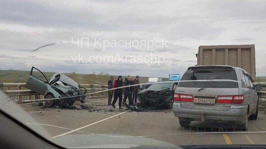 Последние новости красноярска происшествия. Авария на трассе Красноярск Хонда Аккорд путинский мост. Авария при въезде а Красноярск.