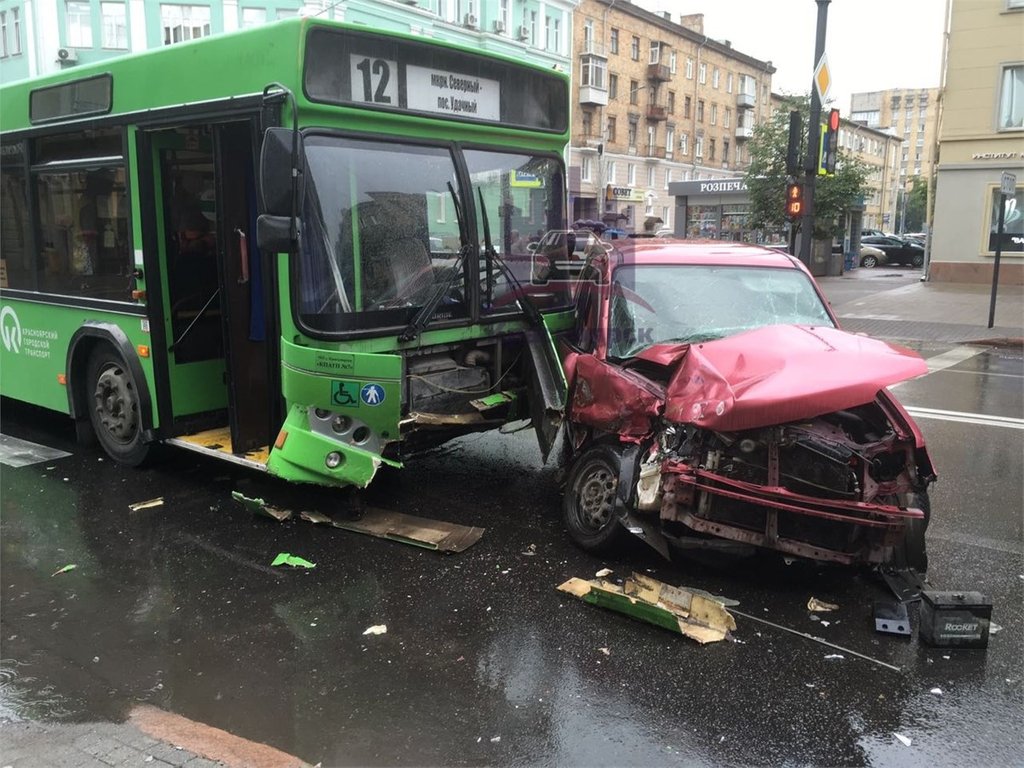 В центре Красноярска водитель Nissan неправильно поняла сигнал автобуса и  врезалась в него — Происшествия : REDOMM.RU