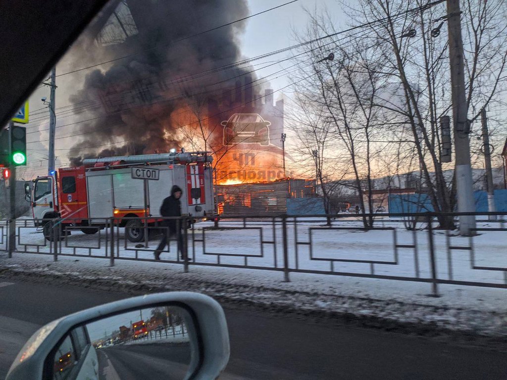 На ул. 60 лет Октября в Красноярске утром возник крупный пожар в  автосервисе — Происшествия : REDOMM.RU