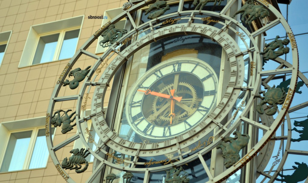 Часы на волгоградском проспекте. Городские часы. Общественные часы. Часы Волгоград. Современные городские часы.