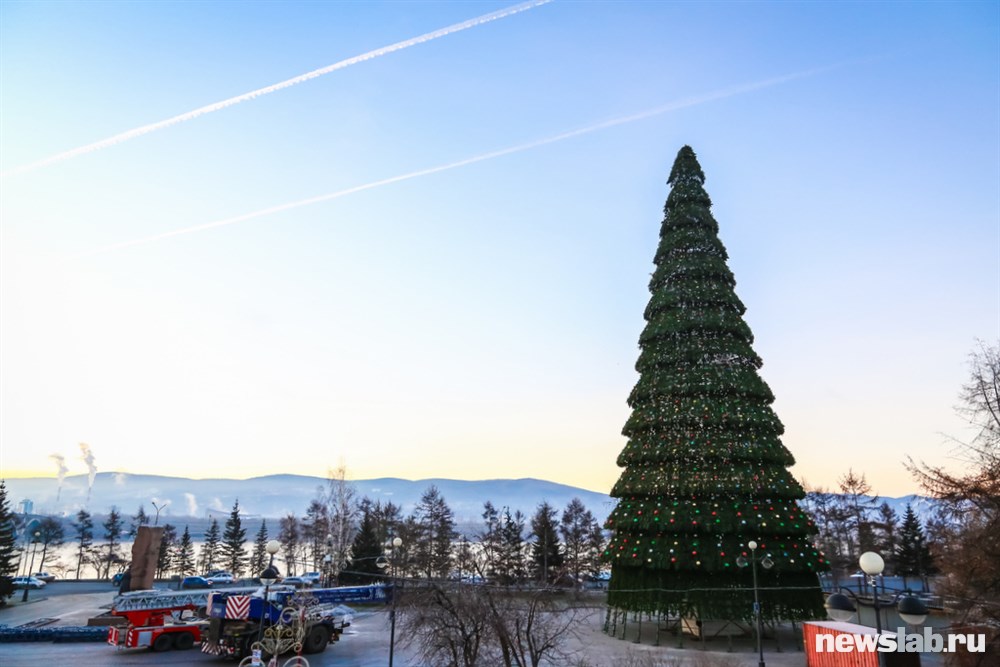 Ели красноярск. Елка на театральной площади Красноярск. Центральная елка в Красноярске. Городская елка в городе Сосновоборск Красноярского края. Городская Новогодняя елка Красноярск.