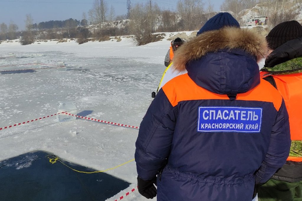 Поиски красноярск. Водолазы МЧС России. Полынья на льду. Работа на льду.