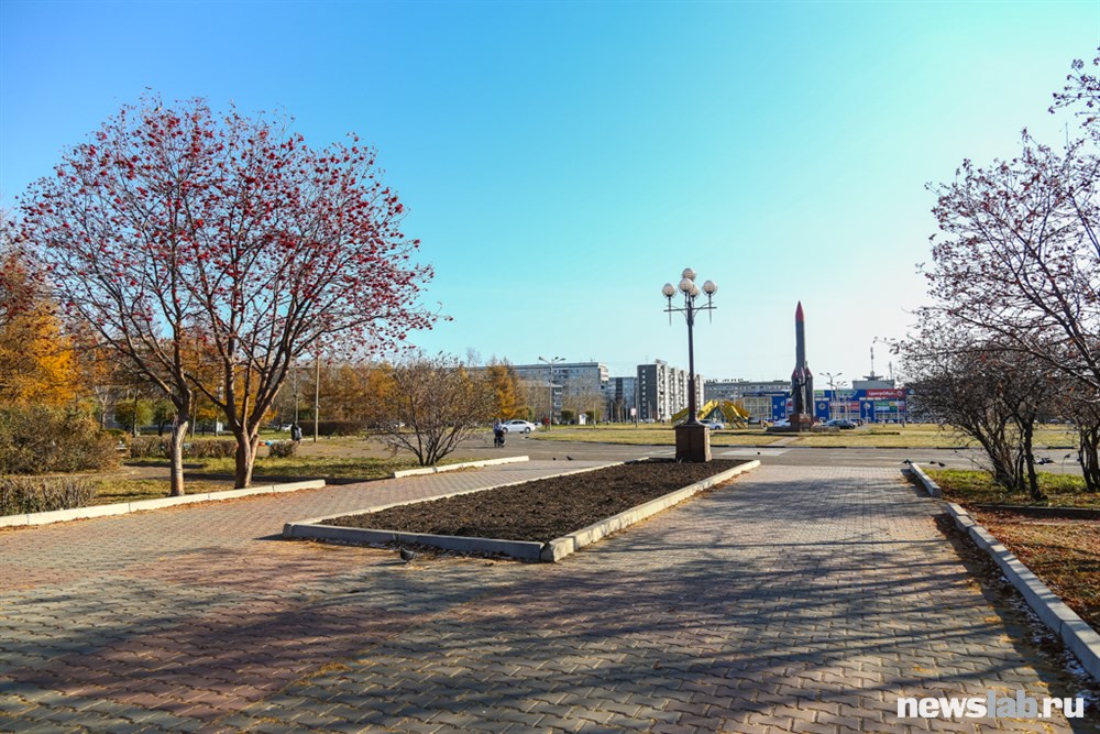 Советский районный красноярск. Сквер космонавтики Красноярск. Парк Космонавтов Красноярск. Сквер Космонавтов Советский район Красноярск. Красноярск Советский район парк.