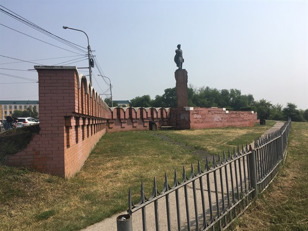 Понамарь дубенский. Памятник Андрею Дубенскому. Памятник основателю Красноярска Андрею Дубенскому. Памятник Дубенскому в Красноярске. Сквер Андрей Дубенский.