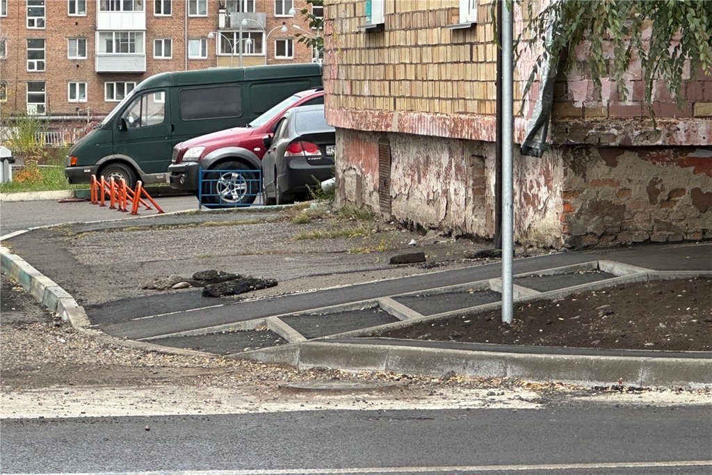 Технический тротуар. Проседание асфальтового покрытия. Провалился асфальт. Дороги с ямами. Дорога фото.