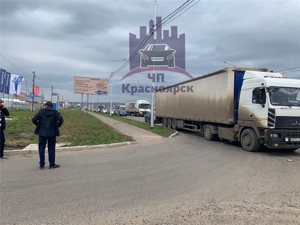 Столкнувшиеся внедорожник и грузовики перекрыли въезд в Красноярск —  Происшествия : REDOMM.RU