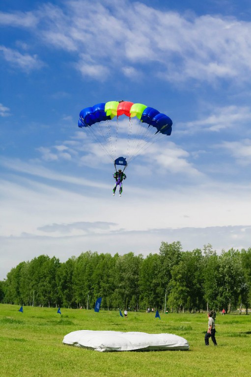 Прыжок с парашютом красноярск. Парашют красноярск. Прыжок с парашютом красноярск. Парашютный спорт радуга. Самолёт для прыжков с парашютом.